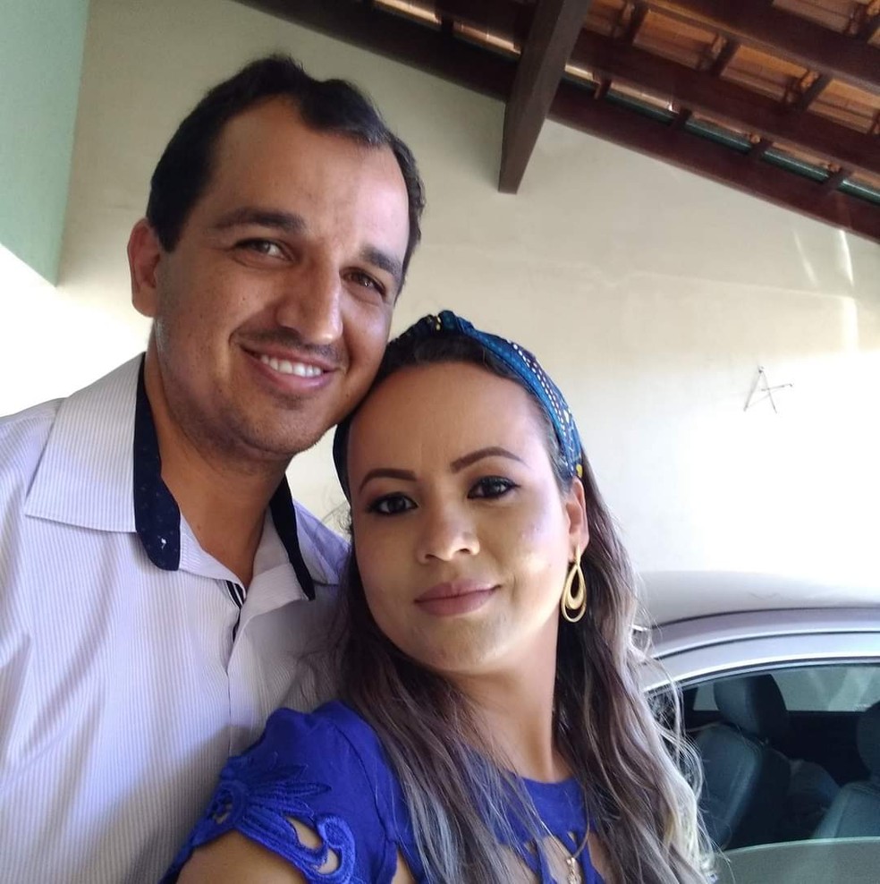 Casal Encontrado Morto Dentro De Casa Ao Lado De Rev Lver Em