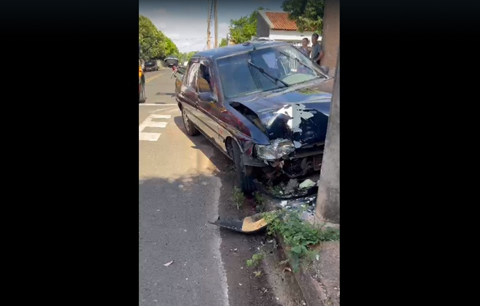 Motorista perde controle de veículo e bate em poste em Fernandópolis