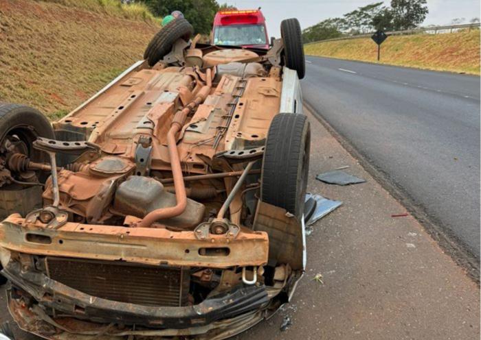 Motorista perde o controle da direção e capota carro na Euclides da