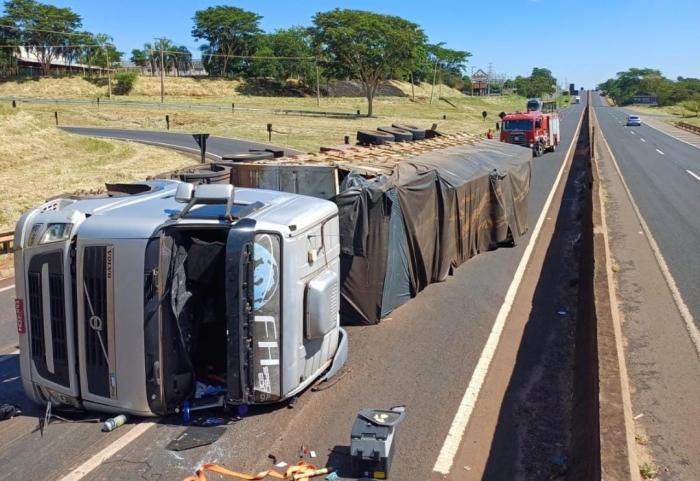 Mais um tombamento de carreta em Fernandópolis MegaVotu