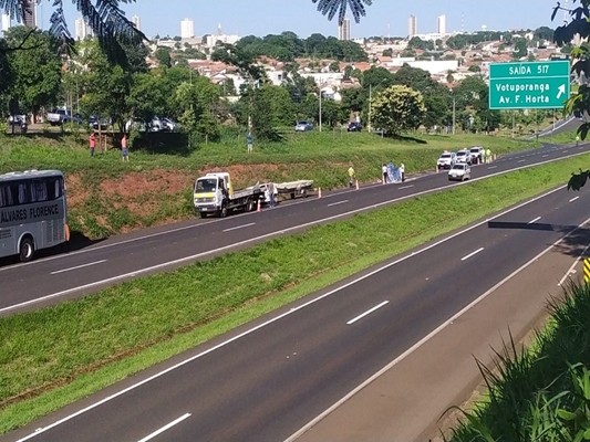 Idosa morre após carro bater na traseira de ônibus na Euclides TVC