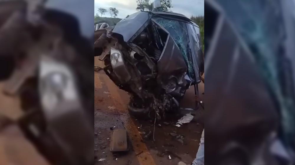 Motorista morre ao bater carro de frente com carreta em rodovia de Cardoso