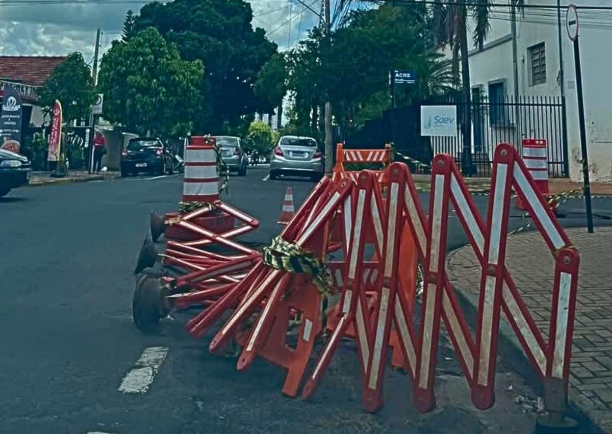 Buraco na esquina ao lado da SAEV completa 