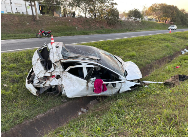 Mulher morre ao ser arremessada para fora de veículo em rodovia